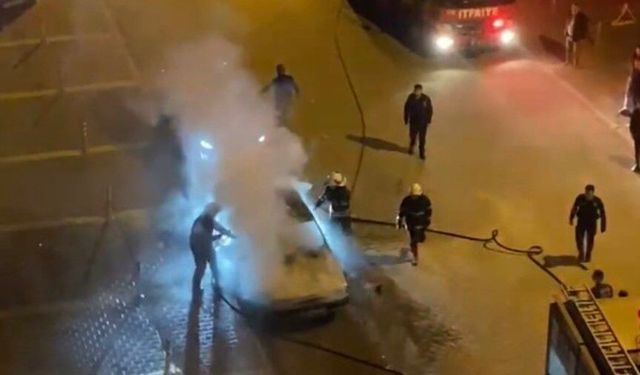 Park halindeki otomobil alev alev yandı