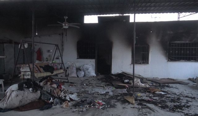 Alevlere teslim olan evde ailenin 50 yıllık hatıraları küle döndü