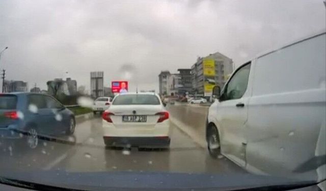 Bursa'da yol verme kavgası: 3 kişi sürücüye saldırdı