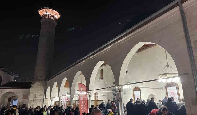 Depremin ardından yeniden inşa edilen Habibi Neccar Camii, Kadir Gecesi'nde vatandaşların akınına uğradı