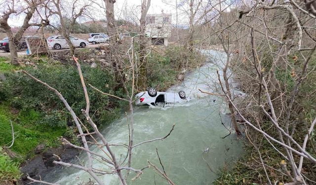 Dereye uçan otomobil suyla doldu, boğulma tehlikesi geçiren sürücüyü vatandaşlar kurtardı