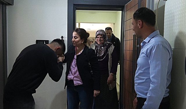 'Evsizlik kötü' diyen depremzede, bayramını ailesiyle TOKİ'deki yuvasında geçirdi