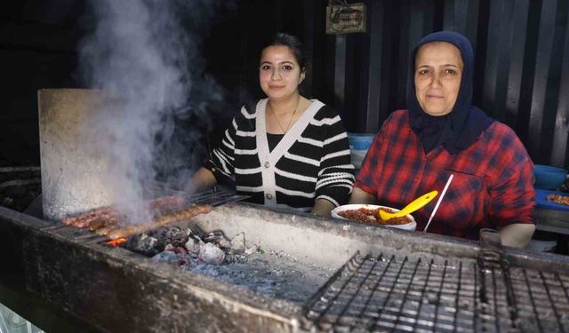 Garson olarak girdiği iş yerinde kebapçılığı öğrenen Zeynep, depremin ardından açtıkları iş yerinde ızgara başında mesai yapıyor