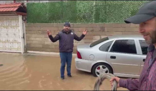 Hatay'da dolu ve sağanak yağış sonrası sel meydana geldi