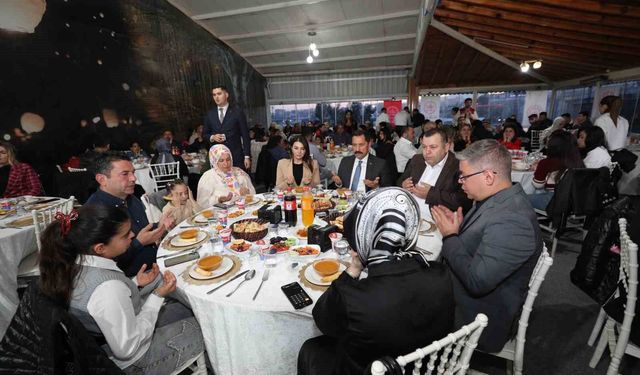 Hatay'da koruyucu aileler iftar sofrasında bir araya geldi