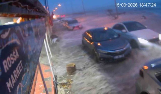 Hatay'da kuvvetli fırtınayla deniz taştı, iş yerleri zarar gördü... O anlar kamerada