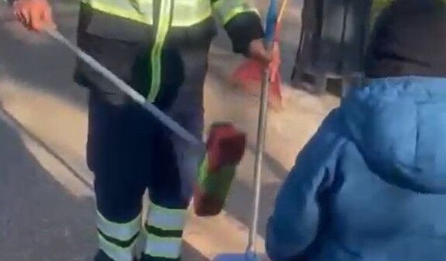Küçük oğluyla birlikte çalışan temizlik işçisi duygulandırdı