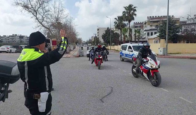 Mesleğinde 32 yılı geride bırakarak emekli olan trafik polisinin son görevinde motosikletlilerden sürpriz