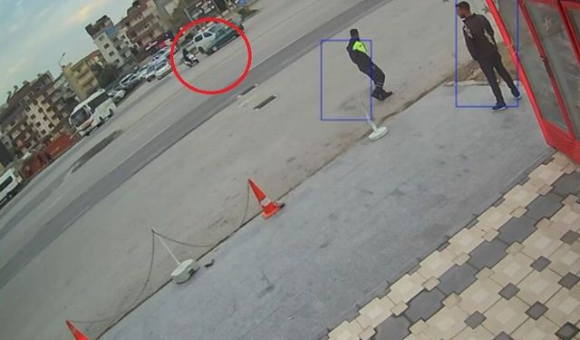 Otomobille çarpışan motosikletli havada takla attı