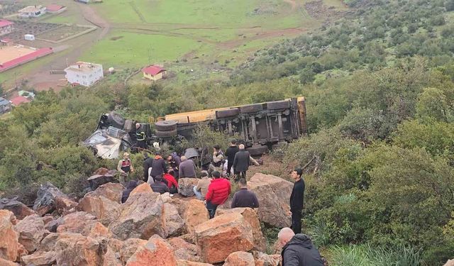 Uçuruma yuvarlanan kamyonun sürücüsü öldü