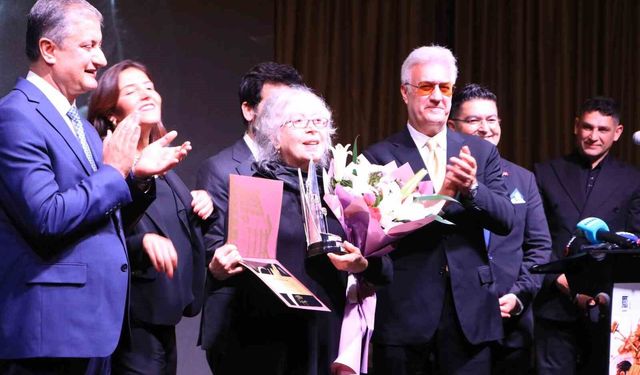 Uluslararası Tiyatro Festivali'nde, 'Yaşam Boyu Başarı Ödülü' sahibini buldu