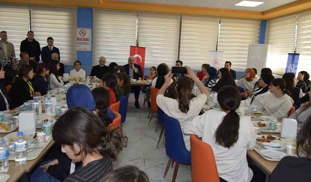 Vali Zorluoğlu, Dicle'de gençlerle buluştu