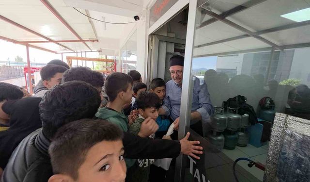 Çocuklara moral vermek isteyen esnaf, depremzede öğrencilere ücretsiz döner dağıttı