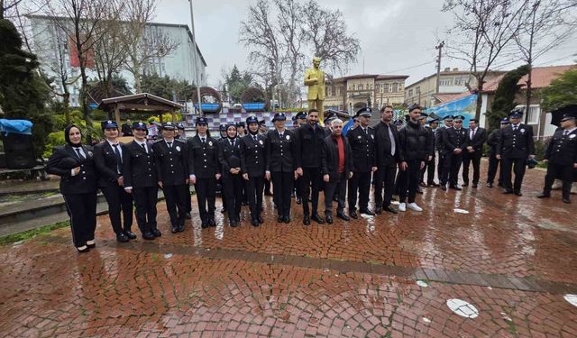 Diyarbakır'da yürek ısıtan görüntü: Vatandaşlar yağmurda ıslanan polislere şemsiye tuttu