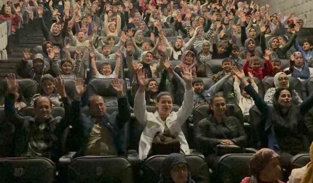 Dörtyol'da ilkokul öğrencileri sinemayla tanıştı