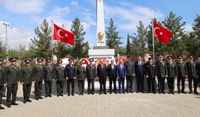 Eski KKTC Cumhurbaşkanı Tatar, Şanlıurfa'nın kurtuluşunun 106. yıl dönümü törenine katıldı