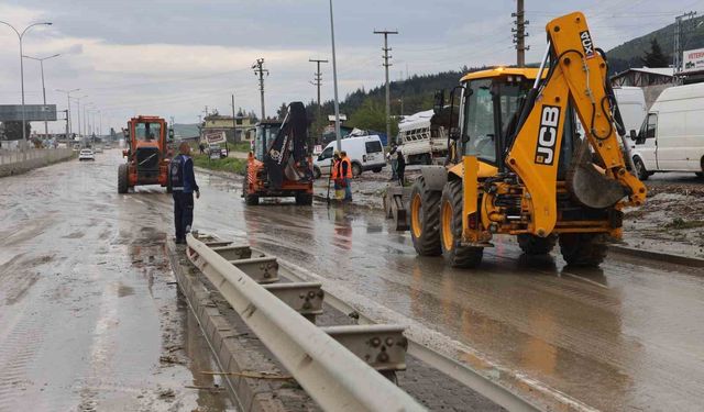 Selle birlikte araçları mahsur kaldığı karayolu ulaşıma açıldı
