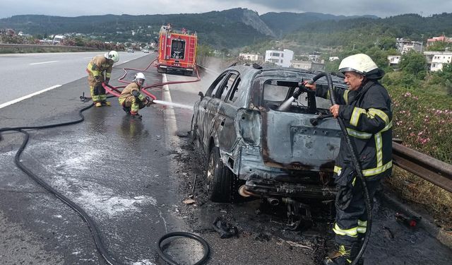 Hatay'da alevlere teslim olan otomobil kullanılamaz hale geldi