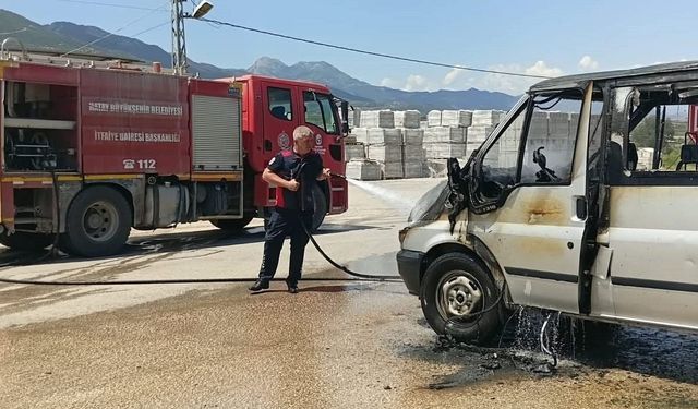 Hassa'da yanan minibüs kullanılmaz hale geldi