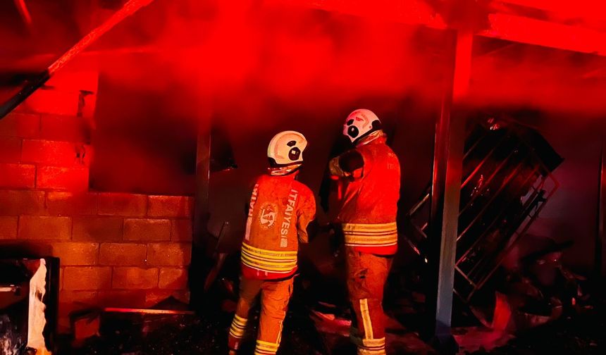 Depremde evleri yıkılan aile yangınla birlikte ikinci kez yuvasız kaldı