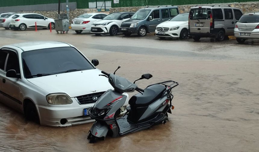 Hatay'da Sel sularının bastığı evi zarar gören kadın afet esnasında yaralandı