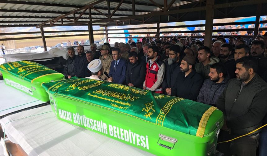 Hatay’da su dolu temelin içindeki toplarını almak isterken düşüp ölen 2 kardeş yan yana defnedildi