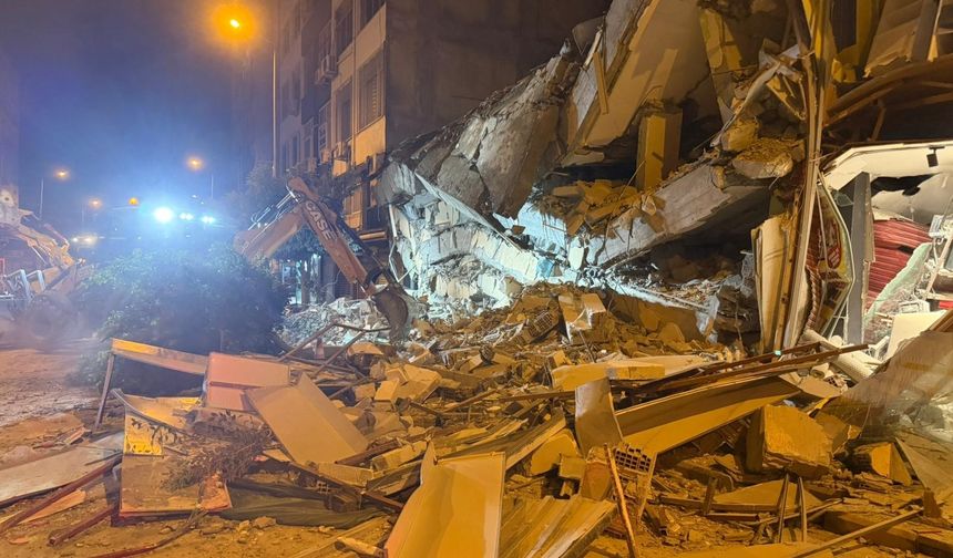 Hatay'da hasarlı bina yıkım esnasında çöktü