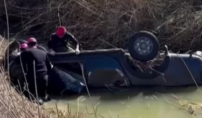 Adana'da dereye devrilen kamyonetin sürücüsü hayatını kaybetti