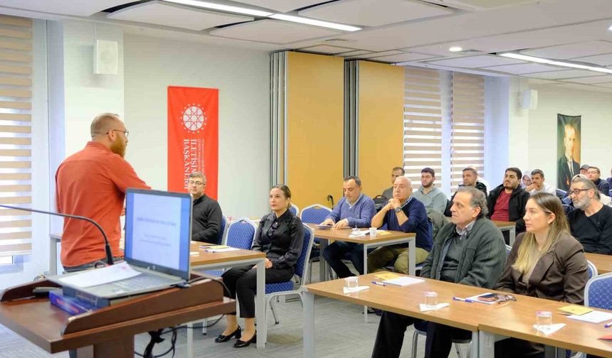 Adana'da 'Diksiyon ve Yapay Zeka Çağında Habercilik' eğitimi