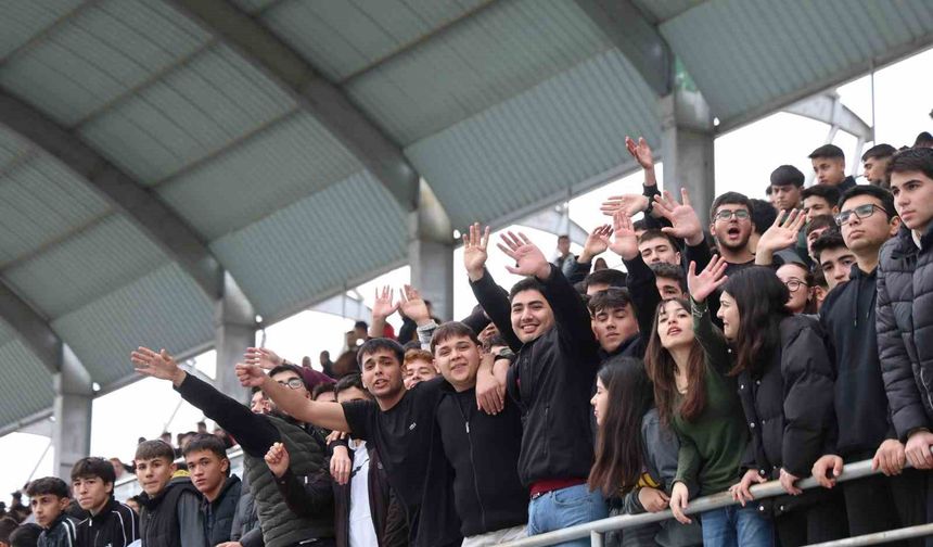 Adana'da liseli gençlerin maç heyecanı çıkan kavgayla yarıda kaldı