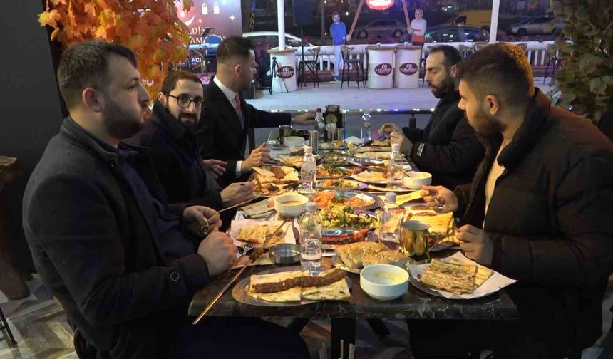 Adanalılar ilk iftarda kebapçılara akın etti