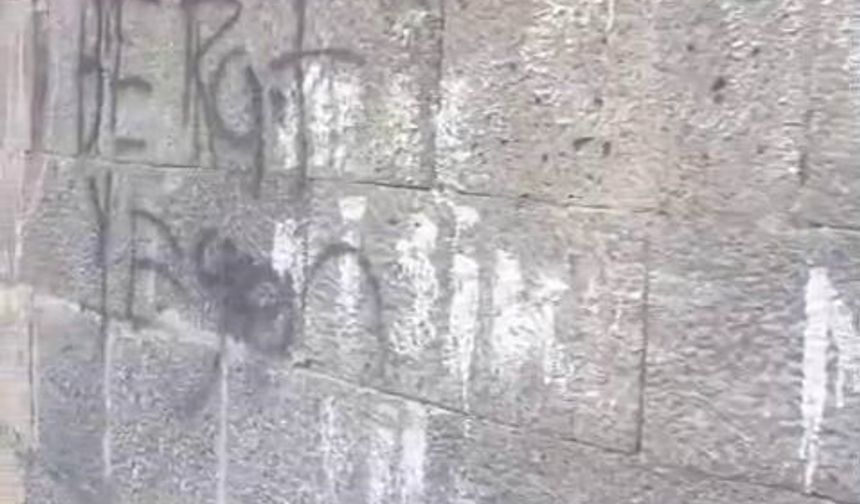 Binlerce yıllık surlara gelişigüzel yazılar yazdılar