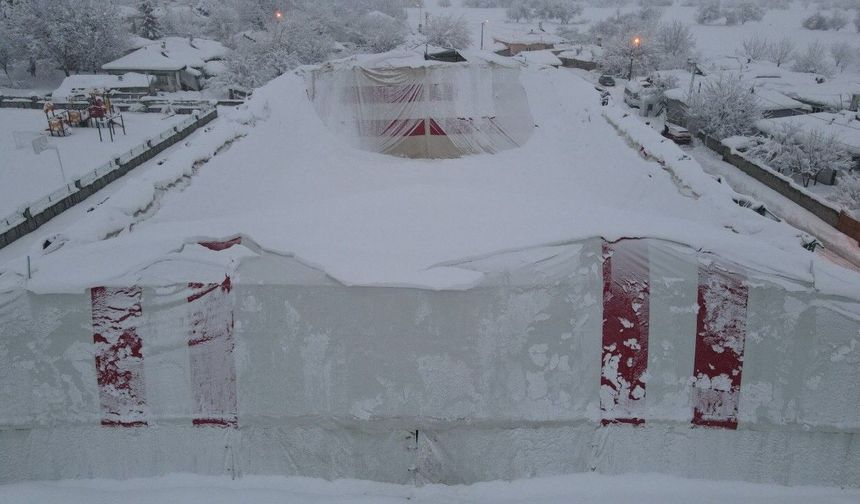 Erzincan'da kardan halı sahanın brandası çöktü