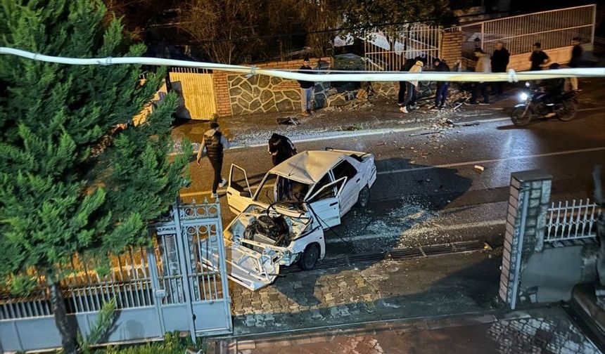 Erzin'de bahçe duvarına çarpan otomobilin sürücüsü yaralandı