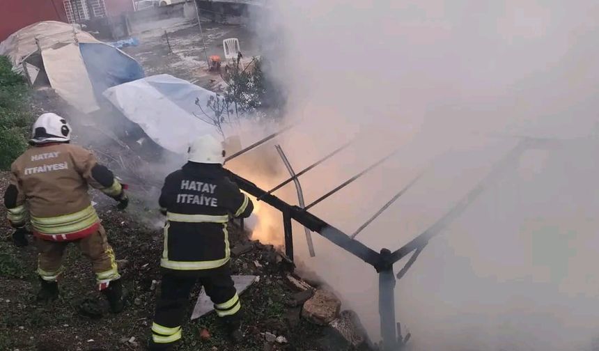 Hatay'da odunluk yangını evlere sıçramadan söndürüldü
