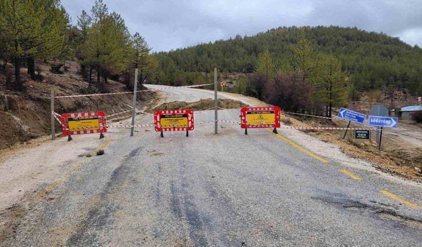 Mersin Mut'ta aşırı yağış nedeniyle Çivi Mahallesi, Söğütözü yayla yolu ulaşıma kapandı
