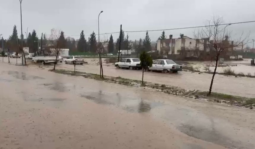 Osmaniye'de servis aracı mahsur kaldı, birçok bölgede su taşkını yaşandı