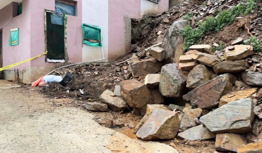 Osmaniye'de toprak kayması nedeniyle bir evde hasar oluştu