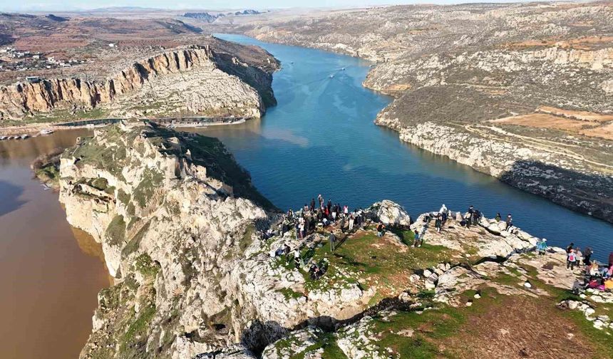 Şanlıurfalı doğaseverler Rumkale'de bağımlılık ve şiddete karşı yürüdü