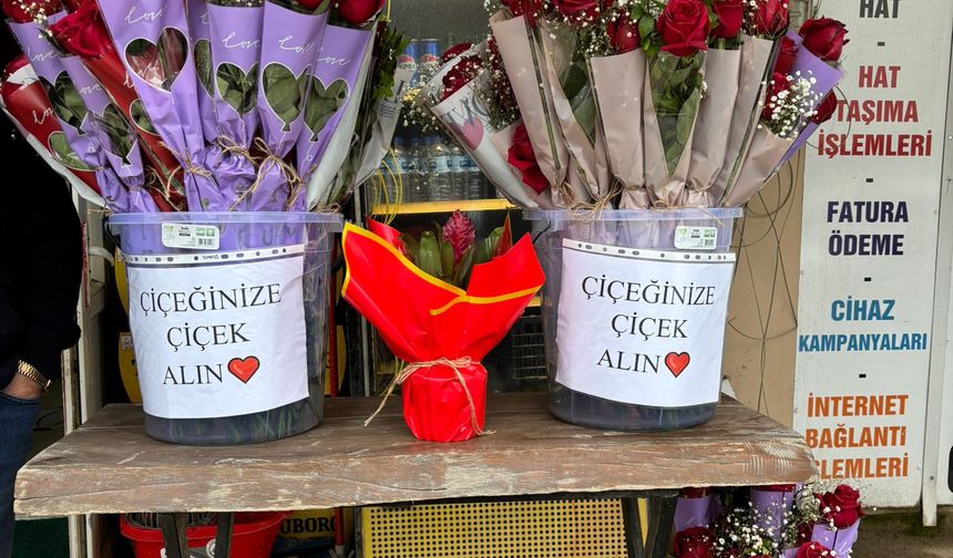 Hatay Esnafından “Çiçeğinize Çiçek Alın” Notuyla Gülümseten Sevgililer Günü Hazırlığı