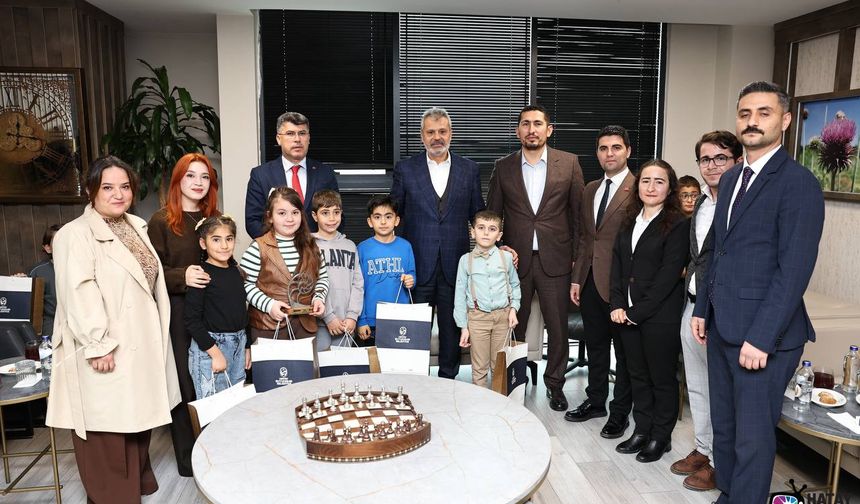 Hatay’da Bilim Gururu: Başkan Öntürk Dünya ve Bölge Şampiyonlarını Ağırladı
