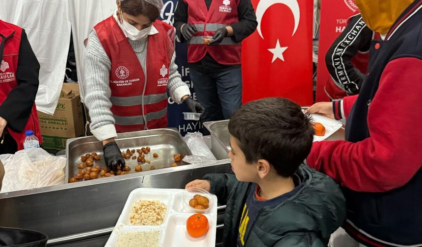 Antakya’da Vakıflar Bölge Müdürlüğü’nden 3 Ayrı Noktada 3 Bin Kişilik Dev İftar