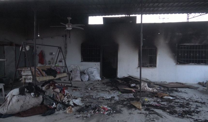 Alevlere teslim olan evde ailenin 50 yıllık hatıraları küle döndü