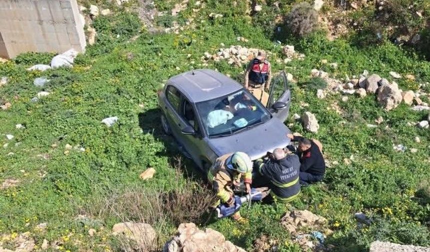 Defne'de uçurumdan yuvarlanan otomobil sürücüsü yaralandı