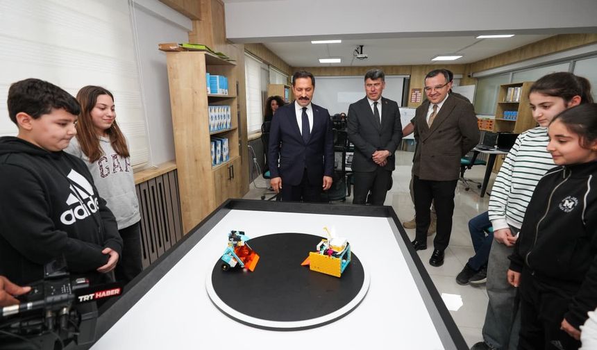 Depremin izlerinin silindiği kentte, 1540 takım, robot yarışmasında derece yapmak için mücadele verecek