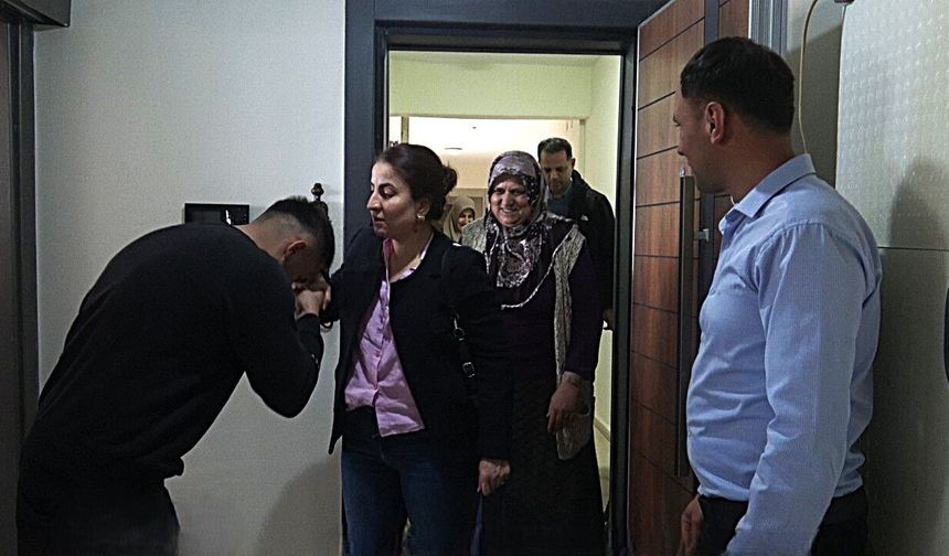 'Evsizlik kötü' diyen depremzede, bayramını ailesiyle TOKİ'deki yuvasında geçirdi