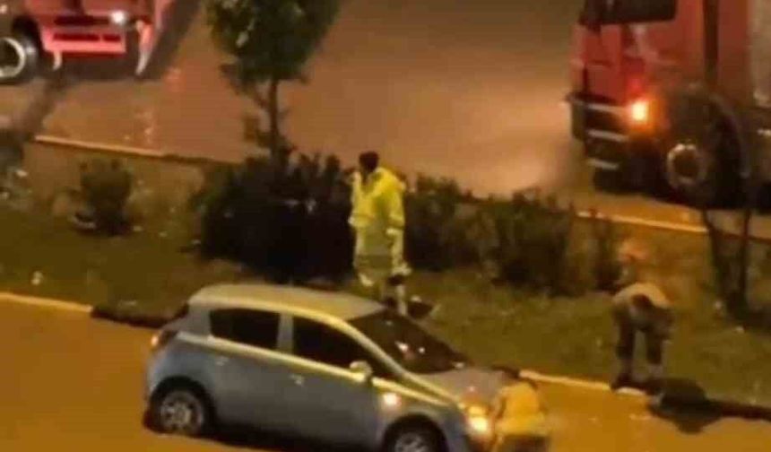 Hatay'da aşırı yağışların etkisiyle, göle dönen yollarda araçlar mahsur kaldı