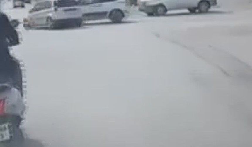 Hatay'da hafif ticari araç ile otomobilin çarpıştığı anlar kamerada