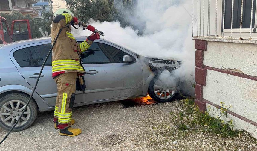 Hatay'da park halindeki otomobil alevlere teslim oldu