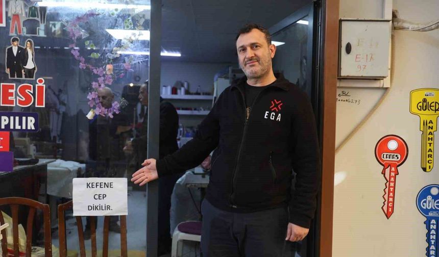 İş yerinin camına astığı 'Kefene cep dikilir' yazısıyla ilgi odağı olan esnaf, yazıyı cimrilerin inadına kaldırmıyor